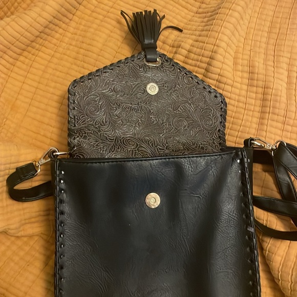 MUDD Western bag black w/tan with fringed snap closure, gold hardware, crossbody - Picture 6 of 6